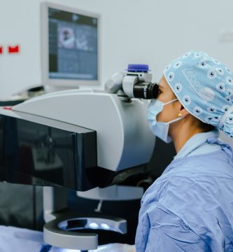 Guía completa de más de 1000 palabras sobre la cirugía de catarata. Descubre cómo los lentes intraoculares premium de la Dra. Vanessa Vidal devuelven la claridad y la independencia.