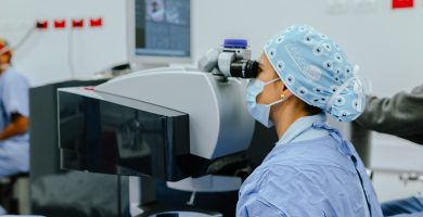 Guía completa de más de 1000 palabras sobre la cirugía de catarata. Descubre cómo los lentes intraoculares premium de la Dra. Vanessa Vidal devuelven la claridad y la independencia.